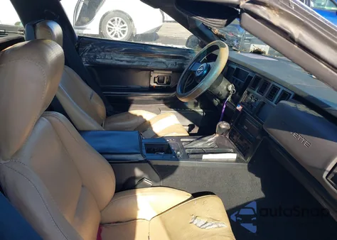 1988 Chevrolet Corvette z USA, uszkodzony, nr VIN 1G1YY2183J5100960